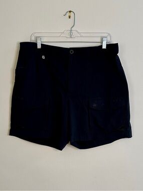 Colombia Men's Black Omni-Shade Size Large Shorts with Front Flap Pockets